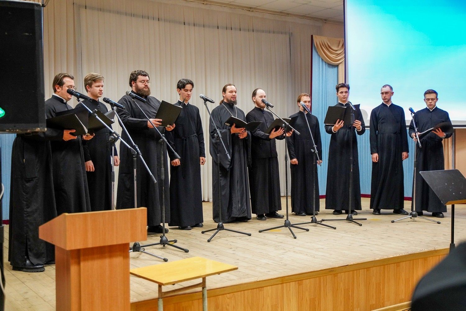 π Π ΠΡΠ°Π²ΠΎΡΠ»Π°Π²Π½ΠΎΠΌ ΡΠ΅Π½ΡΡΠ΅ ΠΠΎΡΠΊΠ°Ρ-ΠΠ»Ρ ΡΠΎΡΡΠΎΡΠ»ΡΡ ΠΊΠΎΠ½ΡΠ΅ΡΡ Ρ
ΠΎΡΠ° Π’ΡΠΎΠΈΡΠ΅-Π‘Π΅ΡΠ³ΠΈΠ΅Π²ΠΎΠΉ Π»Π°Π²ΡΡ