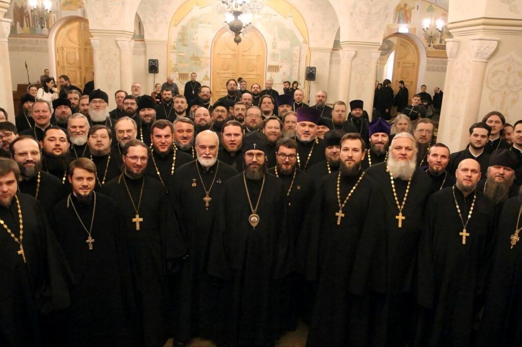 Π ΡΠΎΠ±ΠΎΡΠ½ΠΎΠΌ Π₯ΡΠ°ΠΌΠ΅ Π₯ΡΠΈΡΡΠ° Π‘ΠΏΠ°ΡΠΈΡΠ΅Π»Ρ ΠΏΡΠΎΡΠ»Π° Π²ΡΡΡΠ΅ΡΠ° ΠΏΡΠ΅Π΄ΡΠ΅Π΄Π°ΡΠ΅Π»Ρ Π‘ΠΈΠ½ΠΎΠ΄Π°Π»ΡΠ½ΠΎΠ³ΠΎ ΠΌΠΈΡΡΠΈΠΎΠ½Π΅ΡΡΠΊΠΎΠ³ΠΎ ΠΎΡΠ΄Π΅Π»Π° Ρ ΡΡΠΊΠΎΠ²ΠΎΠ΄ΠΈΡΠ΅Π»ΡΠΌΠΈ Π΅ΠΏΠ°ΡΡ
ΠΈΠ°Π»ΡΠ½ΡΡ
ΠΌΠΈΡΡΠΈΠΎΠ½Π΅ΡΡΠΊΠΈΡ
ΠΎΡΠ΄Π΅Π»ΠΎΠ².